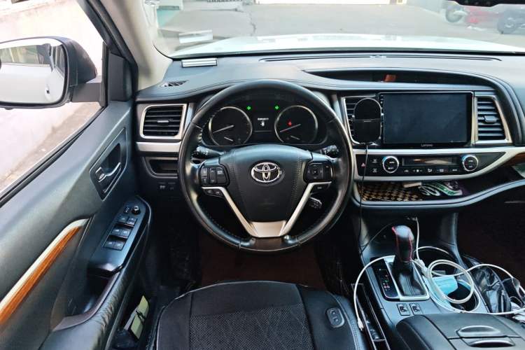 Used Toyota Highlander 2015 2.0T Two-Wheel Drive Luxury Edition 7 Seats Steering Wheel