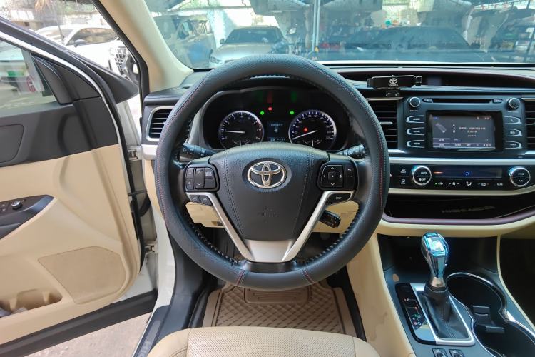 Used Toyota Highlander 2015 2.0T Two-Wheel Drive Luxury Edition 7 Seats Steering Wheel