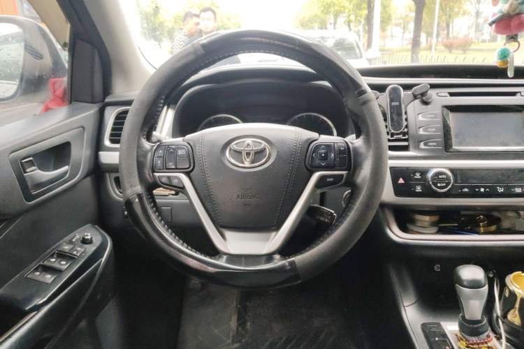 Used Toyota Highlander 2015 2.0T Four-Wheel Drive Luxury Navigation Version with 7 Seats Steering Wheel