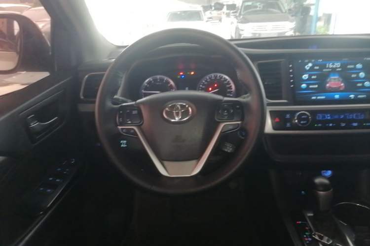 Used Toyota Highlander 2015 2.0T Two-Wheel Drive Luxury Edition 7 Seats Steering Wheel