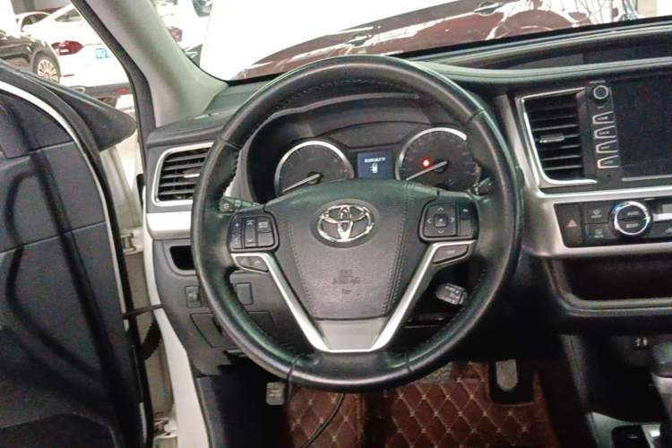Used Toyota Highlander 2015 2.0T Four-Wheel Drive Luxury Edition 7-Seater Steering Wheel