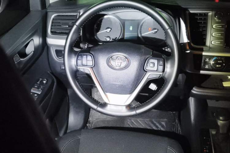 Used Toyota Highlander 2015 2.0T Four-Wheel Drive Luxury Edition 7-Seater Steering Wheel