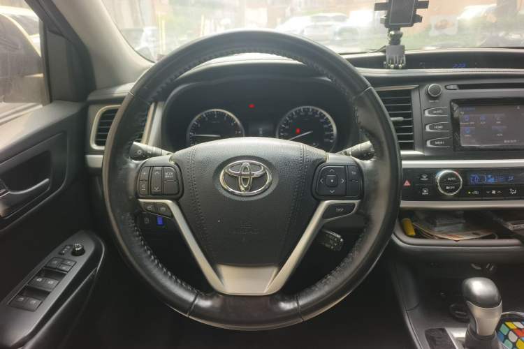 Used Toyota Highlander 2015 2.0T Two-Wheel Drive Luxury Edition 7 Seats Steering Wheel