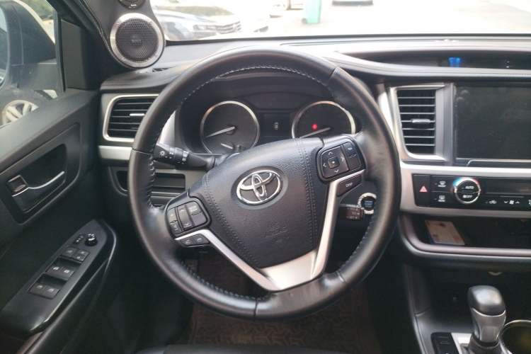 Used Toyota Highlander 2015 2.0T Two-Wheel Drive Luxury Edition 7 Seats Steering Wheel