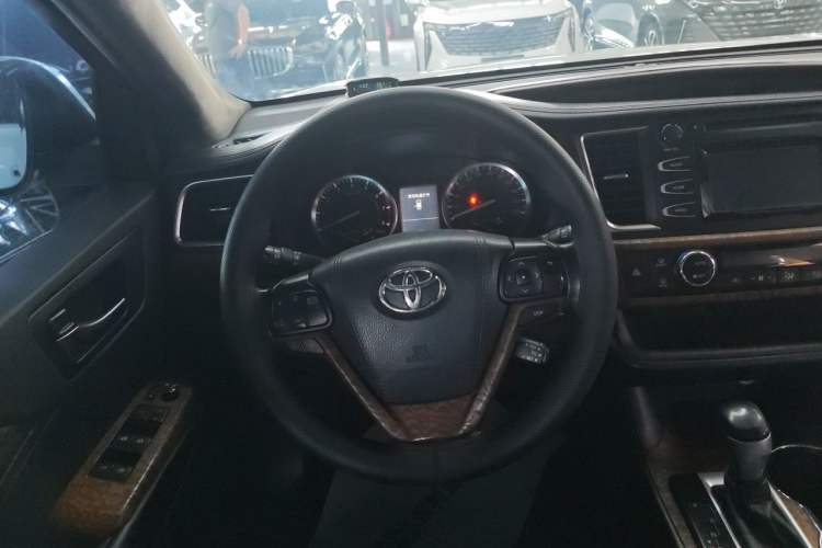 Used Toyota Highlander 2015 2.0T Two-Wheel Drive Luxury Edition 7 Seats Steering Wheel