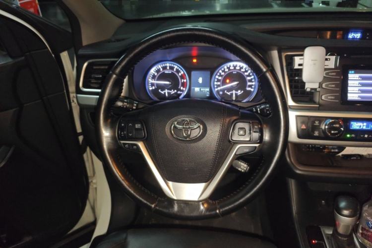 Used Toyota Highlander 2015 2.0T Two-Wheel Drive Luxury Edition 7 Seats Steering Wheel