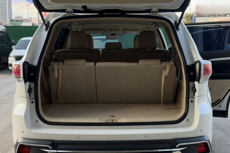 Used Toyota Highlander 2015 3.5L 4x4 Elite Edition 7-Seater Trunk