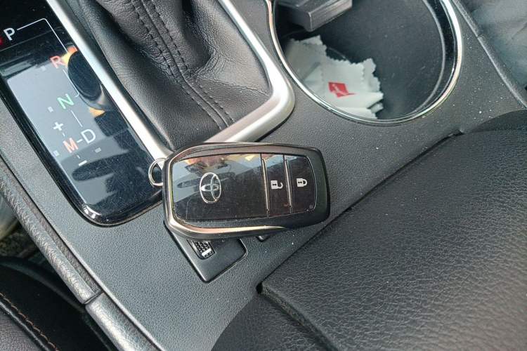 Used Toyota Highlander 2015 2.0T Four-Wheel Drive Luxury Edition 7-Seater Vehicle Key