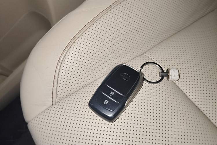 Used Toyota Highlander 2015 2.0T Four-Wheel Drive Luxury Edition 7-Seater Vehicle Key