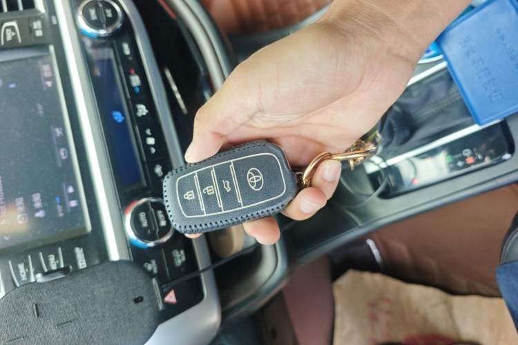 Used Toyota Highlander 2015 2.0T Four-Wheel Drive Ultimate Edition 7-Seater Vehicle Key