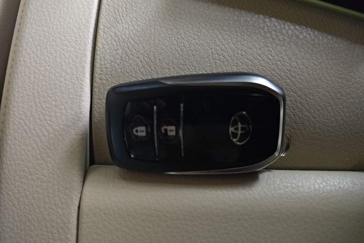 Used Toyota Highlander 2015 2.0T Four-Wheel Drive Luxury Edition 7-Seater Vehicle Key