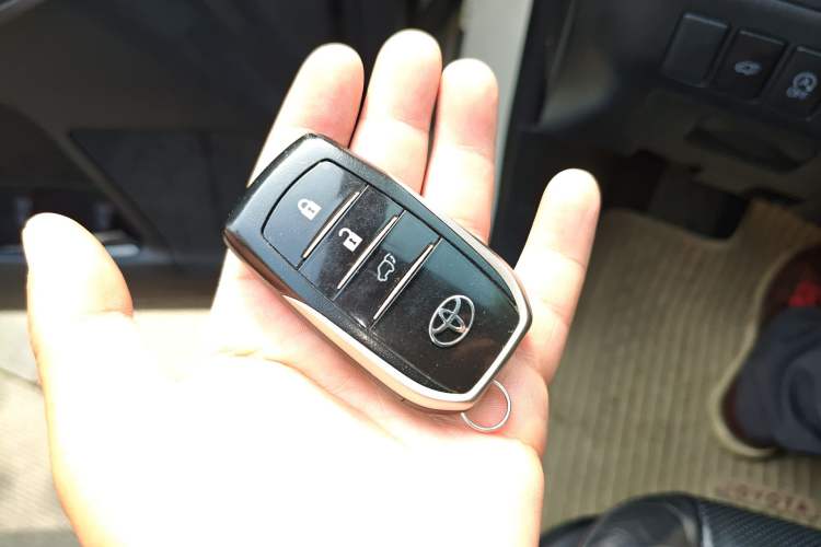 Used Toyota Highlander 2015 2.0T Four-Wheel Drive Ultimate Edition 7-Seater Vehicle Key