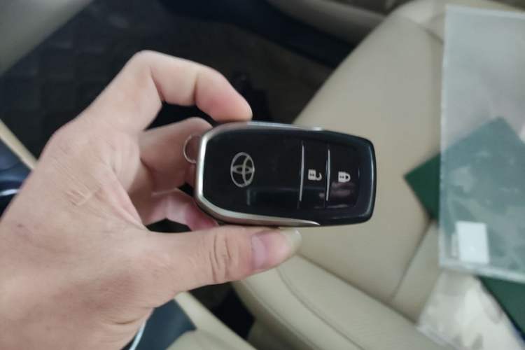 Used Toyota Highlander 2015 2.0T Four-Wheel Drive Luxury Edition 7-Seater Vehicle Key