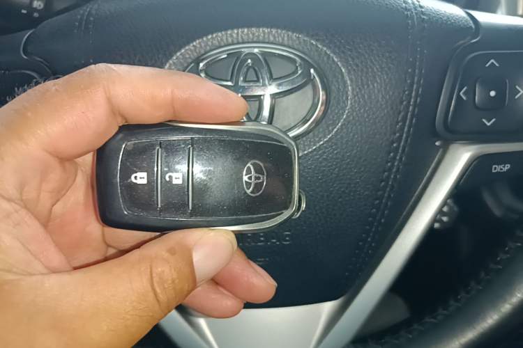 Used Toyota Highlander 2015 2.0T Four-Wheel Drive Luxury Edition 7-Seater Vehicle Key