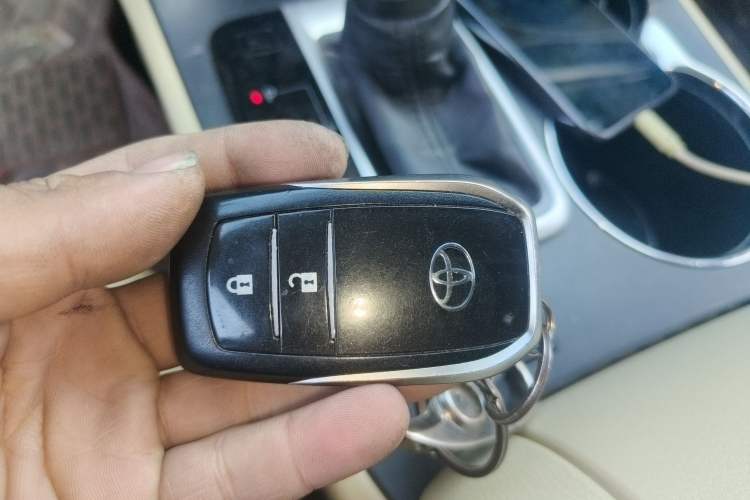 Used Toyota Highlander 2015 2.0T Four-Wheel Drive Luxury Edition 7-Seater Vehicle Key