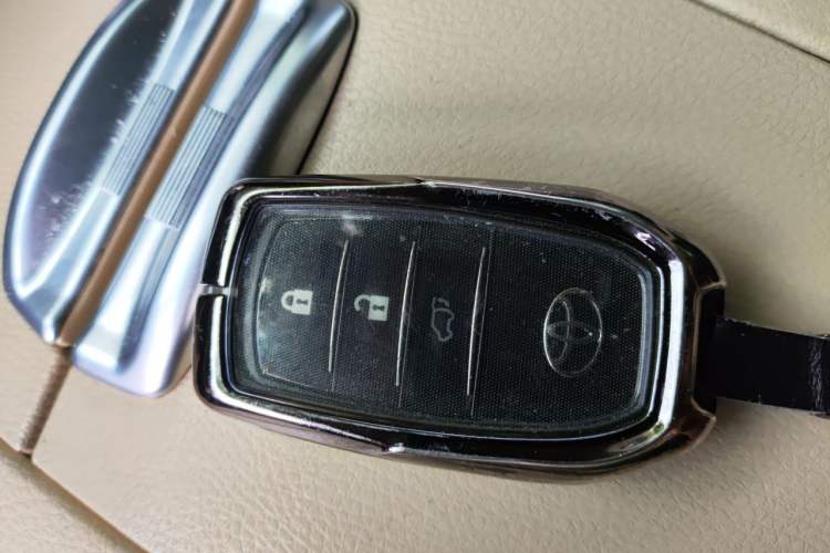 Used Toyota Highlander 2015 2.0T Four-Wheel Drive Ultimate Edition 7-Seater Vehicle Key