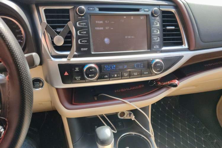 Used Toyota Highlander 2017 3.5L Four-Wheel Drive Ultimate Edition 7-Seater Audio And AC Panel