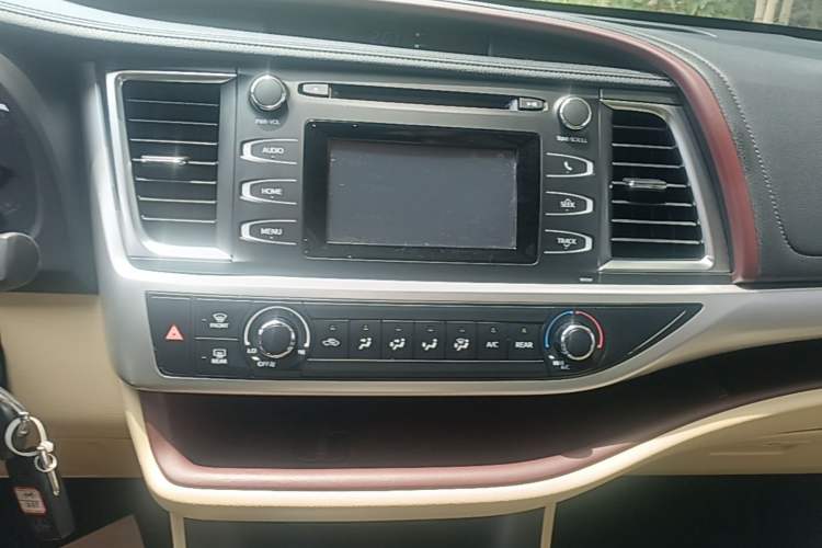 Used Toyota Highlander 2017 2.0T Two-Wheel Drive Elite Version 7 Seats Audio And AC Panel