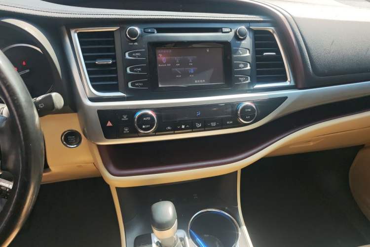 Used Toyota Highlander 2017 2.0T Four-Wheel Drive Luxury Edition 7 Seats Audio And AC Panel
