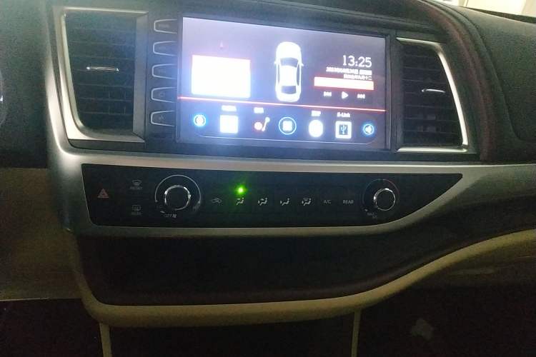 Used Toyota Highlander 2017 2.0T Four-Wheel Drive Elite Edition 7-Seater Audio And AC Panel
