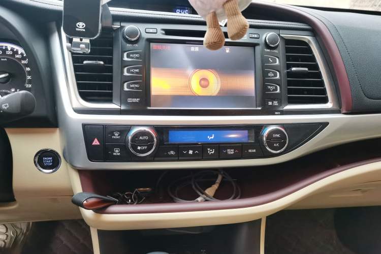 Used Toyota Highlander 2017 2.0T Four-Wheel Drive Luxury Navigation Version 7 Seats Audio And AC Panel