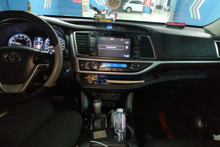Used Toyota Highlander 2017 2.0T Four-Wheel Drive Ultimate Edition 7 Seats Audio And AC Panel