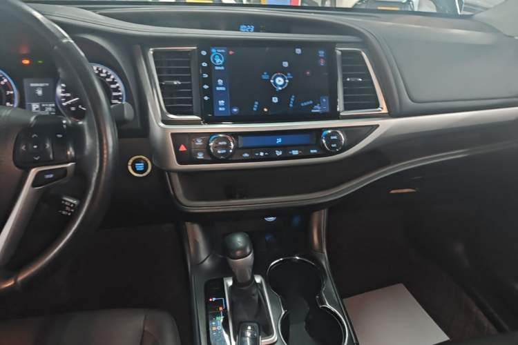 Used Toyota Highlander 2017 2.0T Two-Wheel Drive Luxury Edition 7 Seats Audio And AC Panel
