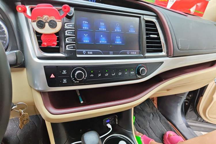 Used Toyota Highlander 2017 2.0T Two-Wheel Drive Elite Version 7 Seats Audio And AC Panel