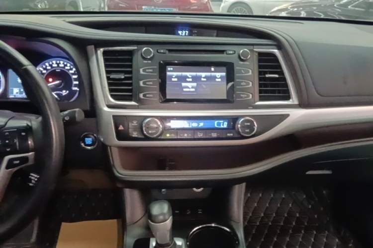 Used Toyota Highlander 2017 2.0T Four-Wheel Drive Luxury Edition 7 Seats Audio And AC Panel