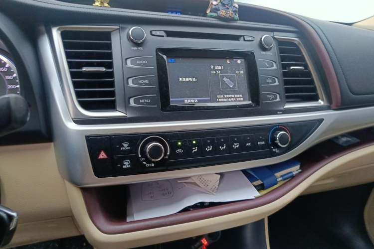 Used Toyota Highlander 2017 2.0T Two-Wheel Drive Elite Version 7 Seats Audio And AC Panel