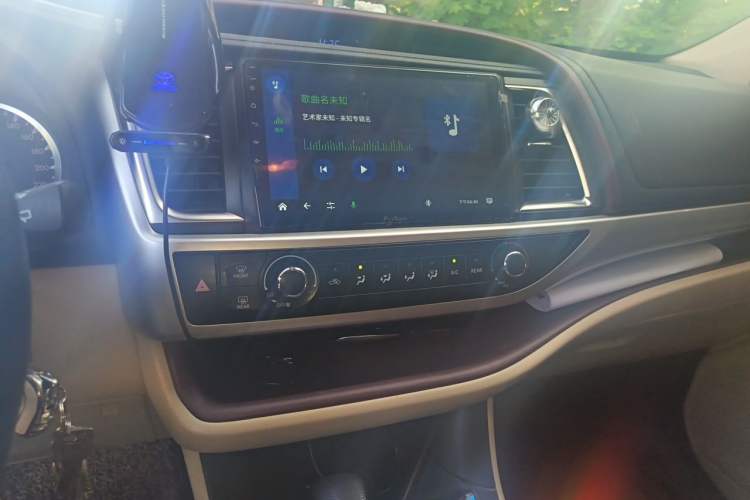 Used Toyota Highlander 2017 2.0T Two-Wheel Drive Elite Version 7 Seats Audio And AC Panel