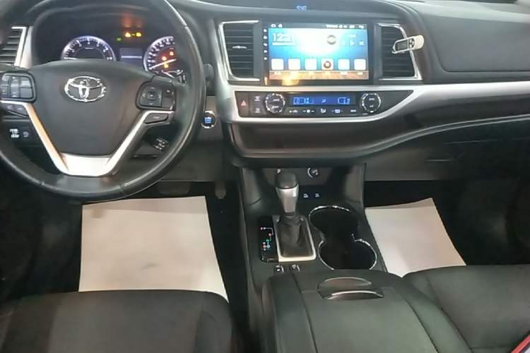 Used Toyota Highlander 2017 2.0T Four-Wheel Drive Luxury Edition 7 Seats Audio And AC Panel