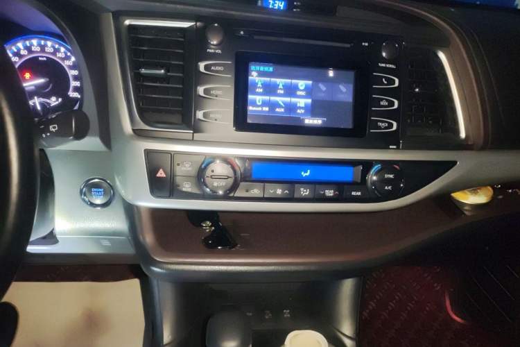 Used Toyota Highlander 2017 2.0T Four-Wheel Drive Luxury Edition 7 Seats Audio And AC Panel