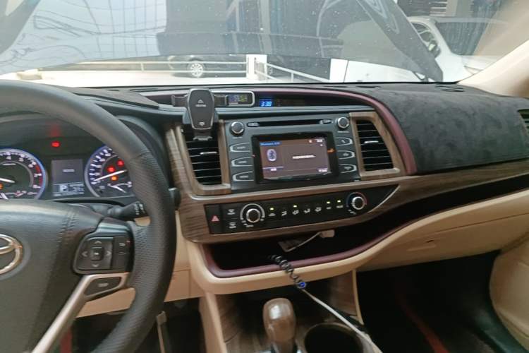 Used Toyota Highlander 2017 2.0T Two-Wheel Drive Elite Edition 5 Seats Audio And AC Panel
