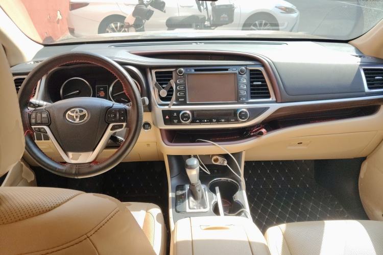 Used Toyota Highlander 2017 3.5L Four-Wheel Drive Ultimate Edition 7-Seater Center Console
