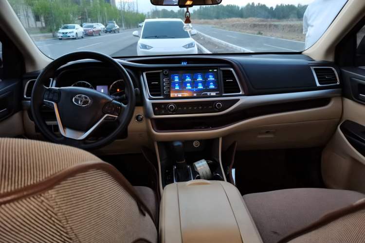 Used Toyota Highlander 2017 2.0T Four-Wheel Drive Elite Edition 7-Seater Center Console