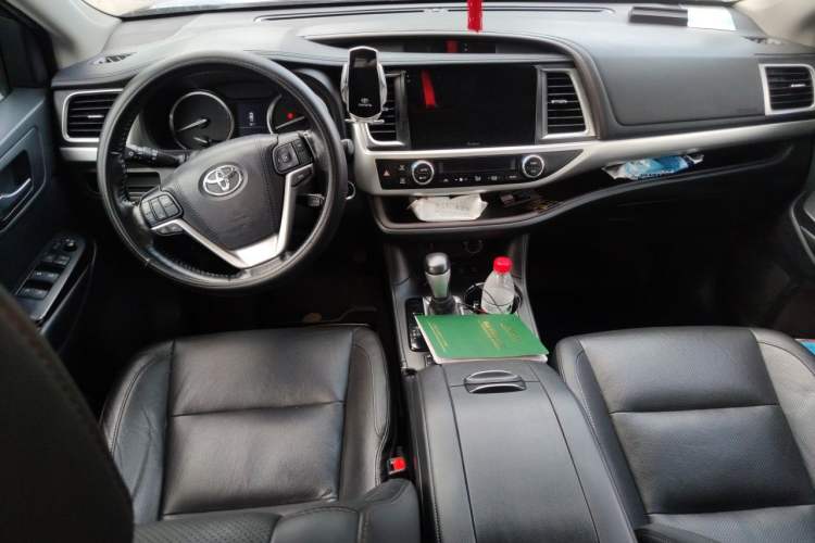Used Toyota Highlander 2017 2.0T Four-Wheel Drive Black Edition Limited Model Center Console