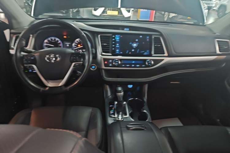 Used Toyota Highlander 2017 2.0T Two-Wheel Drive Luxury Edition 7 Seats Center Console