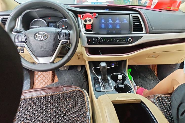 Used Toyota Highlander 2017 2.0T Two-Wheel Drive Elite Version 7 Seats Center Console
