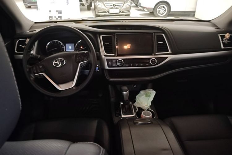 Used Toyota Highlander 2017 2.0T Four-Wheel Drive Black Edition Limited Model Center Console