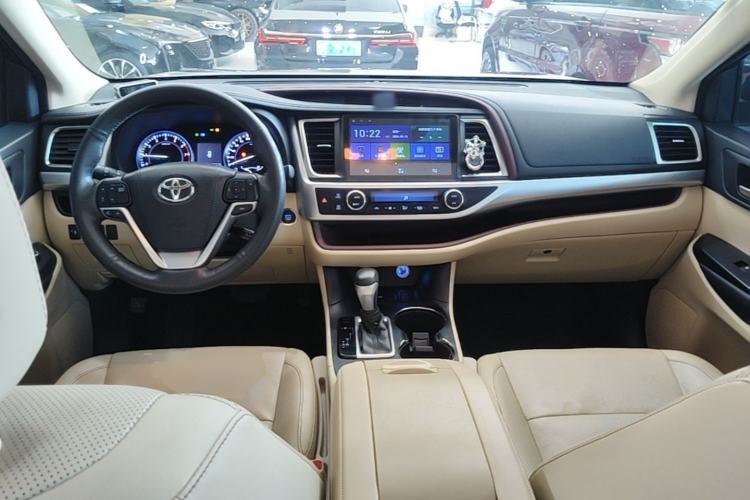 Used Toyota Highlander 2017 2.0T Two-Wheel Drive Luxury Edition 7 Seats Center Console