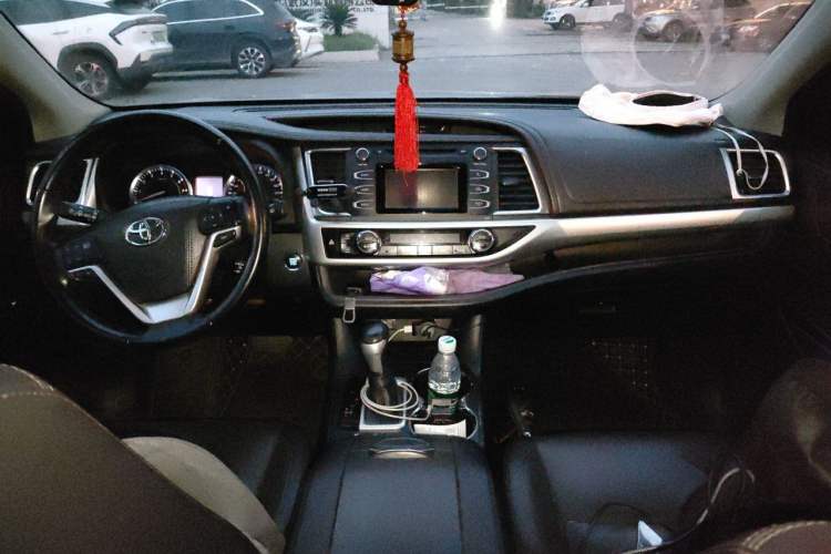 Used Toyota Highlander 2017 2.0T Two-Wheel Drive Luxury Edition 7 Seats Center Console