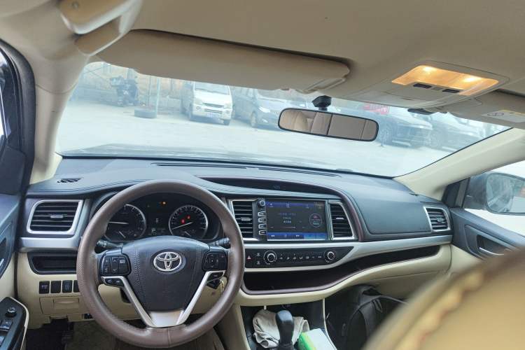 Used Toyota Highlander 2017 2.0T Two-Wheel Drive Elite Edition 5 Seats Center Console