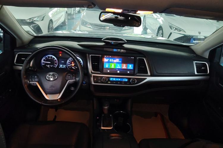 Used Toyota Highlander 2017 2.0T Two-Wheel Drive Luxury Edition 7 Seats Center Console