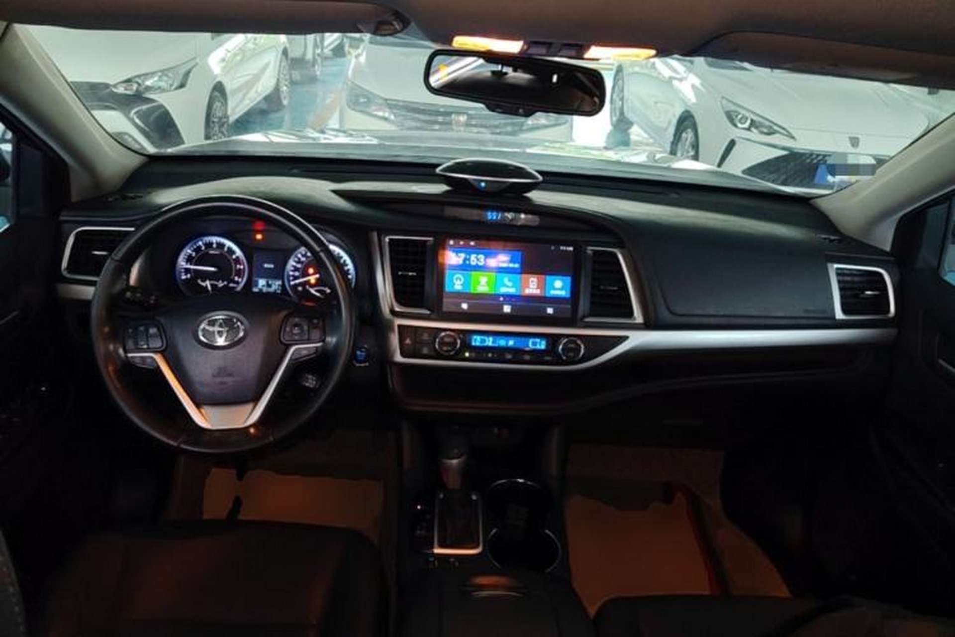 Used Toyota Highlander 2017 2.0T Two-Wheel Drive Luxury Edition 7 Seats Center Console