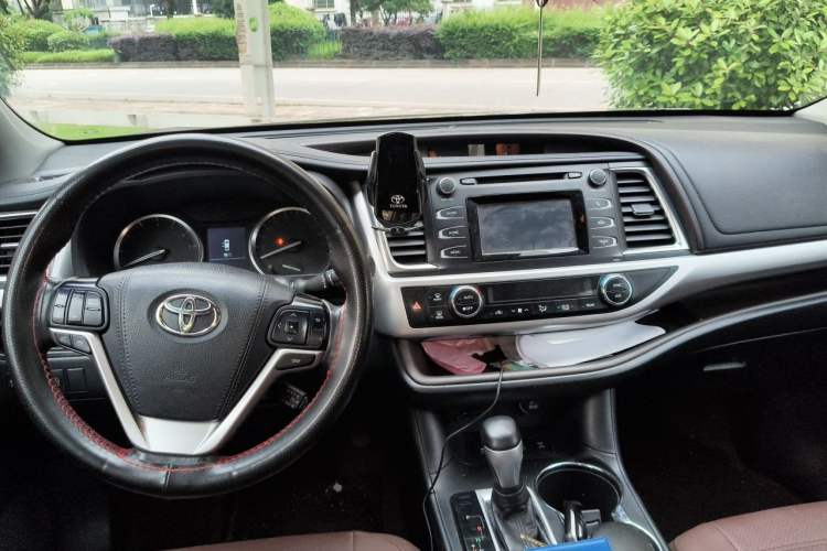 Used Toyota Highlander 2017 2.0T Four-Wheel Drive Black Edition Limited Model Center Console