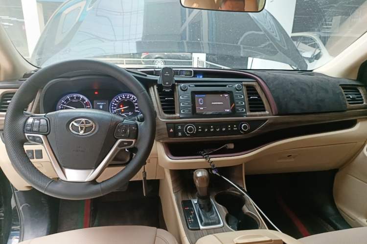Used Toyota Highlander 2017 2.0T Two-Wheel Drive Elite Edition 5 Seats Center Console