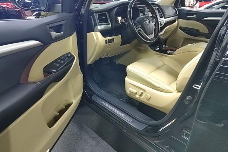 Used Toyota Highlander 2017 2.0T Four-Wheel Drive Luxury Edition 7 Seats Driver Seat