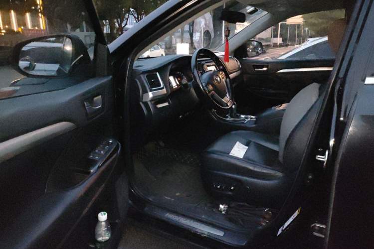 Used Toyota Highlander 2017 2.0T Two-Wheel Drive Luxury Edition 7 Seats Driver Seat