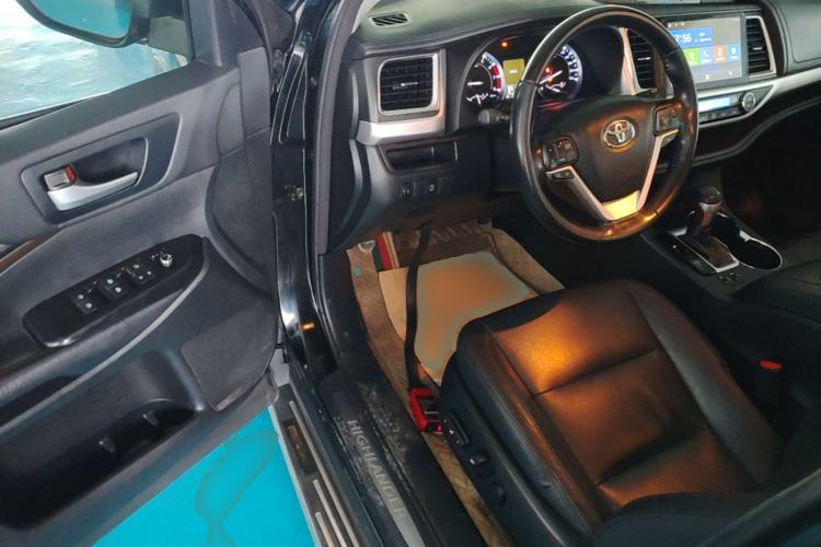 Used Toyota Highlander 2017 2.0T Two-Wheel Drive Luxury Edition 7 Seats Driver Seat